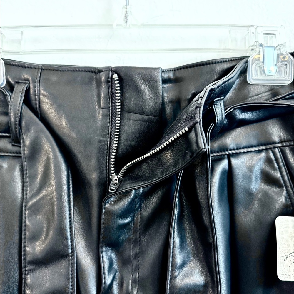 NWT Blank NYC Vegan Faux Leather Black Shorts - Picture 3 of 9